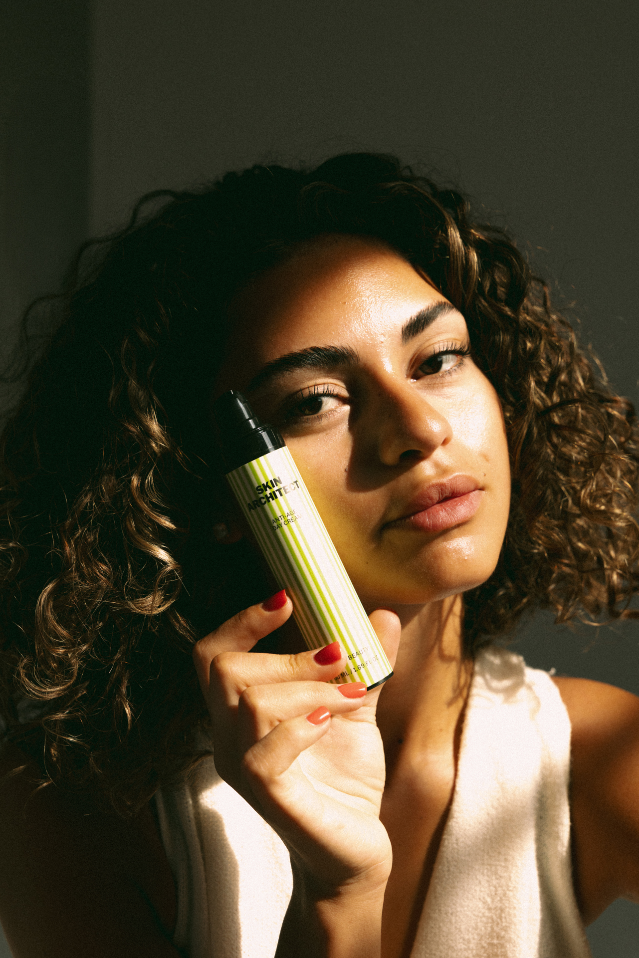 Skin Architect Anti-Age Day Cream in de hand van een model